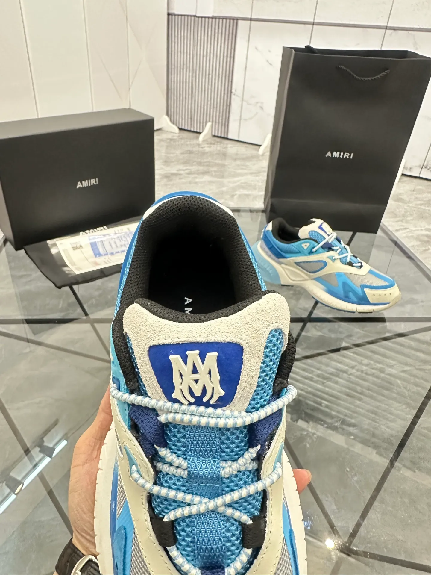 Men's shoes: 💰P720¥ Guangzhou top quality Product trademark: AMIRI* "Amir*" low-top casual shoes Regular size: 39-44 (can be customized to 45) Product materials: upper imported first-layer cowhide stitching original material, breathable lining, original outsole. Number: 525